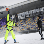 Filip Flisar attraversa un campo da calcio (foto Red Bull)