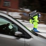 Filip Flisar supera una macchina col jetpack nel centro di Maribor