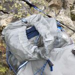 La chiusura superiore dello zaino Osprey Levity 45 azionabile con una sola mano