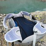 Gli spallacci e la cinghia ventrale dello zaino Osprey Levity 45 rivestiti di rete tridimensionale